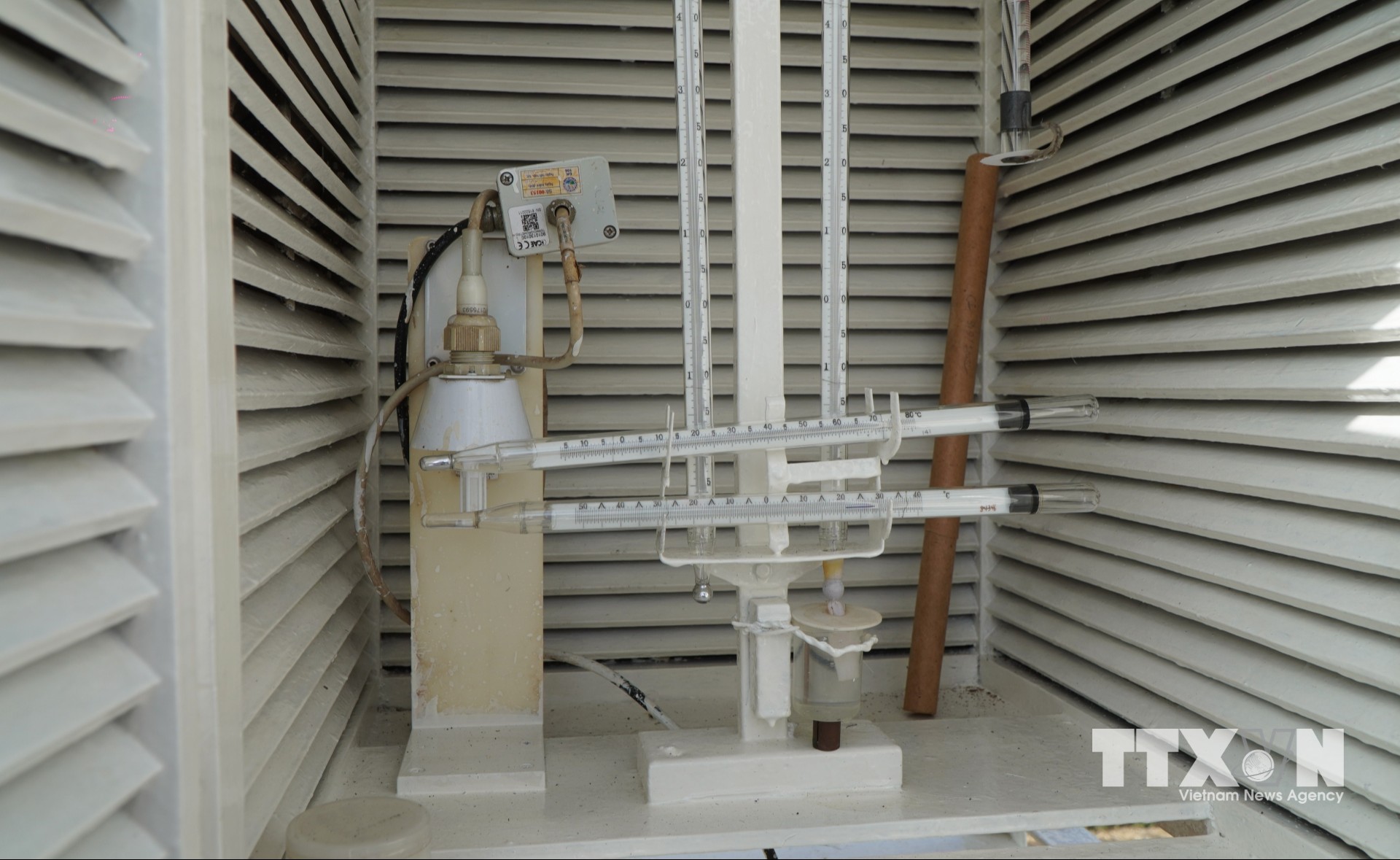 Thiết bị đo nhiệt độ và độ ẩm được đặt trong lều khí tượng tại Đài khí tượng thủy văn tỉnh Đồng Tháp. (Ảnh: Nhựt An/TTXVN)